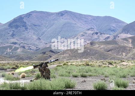 230711-N-GR718-2334 FALLON, NEVADA (11. Juli 2023) – Marinespezialisten an der Westküste feuern eine FGM-148 Javelin-Panzerabwehrrakete während Trainingsübungen zur Bodenmobilität ab. Naval Special Warfare ist die landesweit führende Spezialeinsatztruppe für die Seeschifffahrt, die in einzigartiger Lage ist, die Reichweite der Flotte zu erweitern und Zugang für die Joint Force in Wettbewerb und Konflikt zu erhalten. (USA Marinebild von Mass Communication Specialist 1. Class Chelsea D. Meiller) Stockfoto