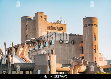 Das ungewöhnlich aussehende Zentralpostamt in Skopje, Nordmazedonien. Ein skurriler, brutalistischer Architekturstil, der 1989 fertiggestellt wurde Stockfoto