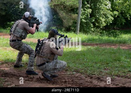 230607-N-CE622-1062 LJUBLJANA, Slowenien (7. Juni 2023) – Ostküste der USA Marine Special Warfare Operators (SEAL) führen eine Soforteinsatzübung als Teil einer Personalwiederherstellungsübung während des Adriatisch-Streiks mit Mitgliedern der slowenischen Spezialpolizei am 7. Juni 2023 durch. Die Naval Special Warfare produziert, trainiert, unterstützt und entsendet die weltweit führenden Spezialkommandos für maritime Sondereinsätze zur Durchführung von Vollspektrumsoperationen und integrierter Abschreckung, die nationale Ziele unterstützen. (USA Marinefoto von Mass Communication Specialist 2. Class Katie Cox) Stockfoto