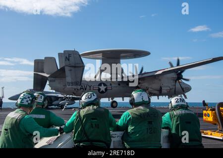 INDISCHER OZEAN (25. Juli 2023) Seeleute beobachten, wie ein E-2D Hawkeye, befestigt an den Tigerschwänzen der Airborne Early Warning Squadron (VAW) 125, auf dem Flugdeck der USA landet Der einzige Flugzeugträger der Navy, USS Ronald Reagan (CVN 76), während des Flugbetriebs zur Unterstützung von Talisman Sabre 23 im Indischen Ozean, am 25. Juli 2023. Ronald Reagan, das Flaggschiff der Carrier Strike Group 5, stellt eine kampfbereite Truppe bereit, die die Vereinigten Staaten schützt und verteidigt und Bündnisse, Partnerschaften und kollektive maritime Interessen in der Region Indo-Pazifik unterstützt. Talisman Sabre ist der Knaller Stockfoto