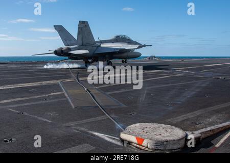 INDISCHER OZEAN (25. Juli 2023) ein F/A-18F Super Hornet, das an das Diamondbacks of Strike Fighter Squadron (VFA) 102 angeschlossen ist, landet auf dem Flugdeck der USA Der einzige Flugzeugträger der Navy, USS Ronald Reagan (CVN 76), während des Flugbetriebs zur Unterstützung von Talisman Sabre 23 im Indischen Ozean, am 25. Juli 2023. Ronald Reagan, das Flaggschiff der Carrier Strike Group 5, stellt eine kampfbereite Truppe bereit, die die Vereinigten Staaten schützt und verteidigt und Bündnisse, Partnerschaften und kollektive maritime Interessen in der Region Indo-Pazifik unterstützt. Talisman Sabre ist die größte bilaterale Million Stockfoto