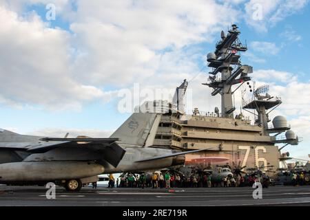 INDISCHER OZEAN (25. Juli 2023) ein F/A-18F Super Hornet, das an das Diamondbacks of Strike Fighter Squadron (VFA) 102 angeschlossen ist, startet vom Flugdeck der USA Der einzige Flugzeugträger der Navy, USS Ronald Reagan (CVN 76), während des Flugbetriebs zur Unterstützung von Talisman Sabre 23 im Indischen Ozean, am 25. Juli 2023. Ronald Reagan, das Flaggschiff der Carrier Strike Group 5, stellt eine kampfbereite Truppe bereit, die die Vereinigten Staaten schützt und verteidigt und Bündnisse, Partnerschaften und kollektive maritime Interessen in der Region Indo-Pazifik unterstützt. Talisman Sabre ist der größte bilaterale Stockfoto