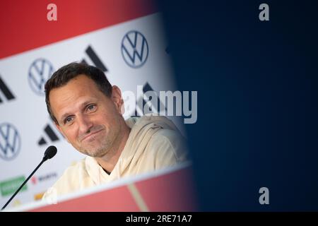 Wyong, Australien. 26. Juli 2023. Fußball, Frauen: Weltmeisterschaft, Deutschland, Pressekonferenz: Panagiotis 'Joti' Chatzialexiou, Sportdirektorin der Nationalmannschaft, spricht. Kredit: Sebastian Christoph Gollnow/dpa/Alamy Live News Stockfoto