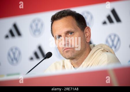 Wyong, Australien. 26. Juli 2023. Fußball, Frauen: Weltmeisterschaft, Deutschland, Pressekonferenz: Panagiotis 'Joti' Chatzialexiou, Sportdirektorin der Nationalmannschaft, spricht. Kredit: Sebastian Christoph Gollnow/dpa/Alamy Live News Stockfoto