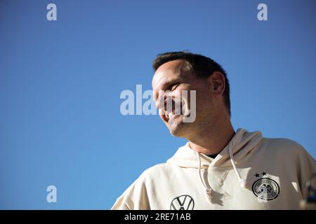 Wyong, Australien. 26. Juli 2023. Fußball, Frauen: Weltmeisterschaft, Deutschland, Pressekonferenz: Panagiotis 'Joti' Chatzialexiou, Sportdirektorin der Nationalmannschaften, steht nach der Pressekonferenz vor dem blauen Himmel. Kredit: Sebastian Christoph Gollnow/dpa/Alamy Live News Stockfoto