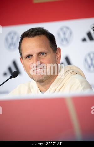 Wyong, Australien. 26. Juli 2023. Fußball, Frauen: Weltmeisterschaft, Deutschland, Pressekonferenz: Panagiotis 'Joti' Chatzialexiou, Sportdirektorin der Nationalmannschaft, spricht. Kredit: Sebastian Christoph Gollnow/dpa/Alamy Live News Stockfoto