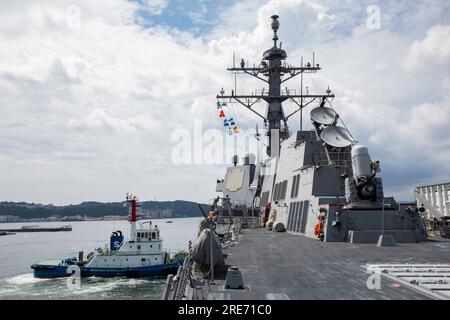 SASEBO, Japan (22. Juli 2023) der Arleigh-Burke-Class-Guided-Missile Destroyer USS Ralph Johnson (DDG 114) zieht sich in Commander, Fleet Activities Sasebo, Juli 22. Ralph Johnson ist dem Befehlshaber, der Task Force 71/Destroyer Squadron (DESRON) 15, der größten nach vorn eingesetzten DESRON der Marine und der Hauptstreitkraft der US-7.-Flotte zugewiesen. (USA Marinefoto von Mass Communication Specialist 1. Class Jamaal Liddell) Stockfoto