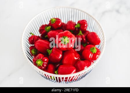 Ernte von Mini-Paprika in der Schüssel, Konzept einfacher natürlicher gesunder Inhaltsstoffe Stockfoto