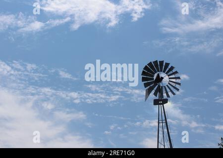 Alte Windmühle mit blauem Himmel Stockfoto