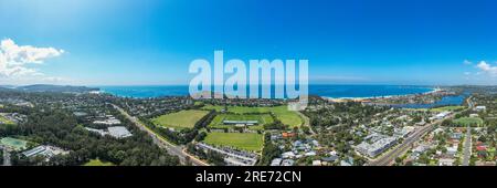 Panoramablick von der Drohne auf Warriewood im Bereich Northern Beaches, einschließlich Blick auf Narrabeen Beach, Turimetta Beach und Warriewood Beach in Stockfoto