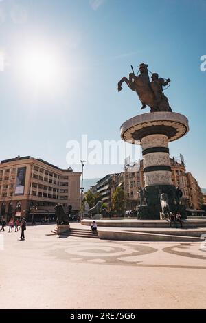 Eine Skulptur Alexanders des Großen auf dem Makedonischen Platz, Skopje, Nordmazedonien Stockfoto