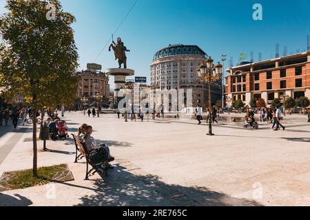 Eine Skulptur Alexanders des Großen auf dem Makedonischen Platz, Skopje, Nordmazedonien. Das prachtvoll aussehende Mariott Hotel ist dahinter zu sehen Stockfoto