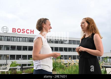 Stuttgart, Deutschland. 21. Juni 2023. Die Bosch Führungskräfte Ina Skultety (l) und Isabell Kormos (r) stehen auf der Dachterrasse eines Bosch Komplexes. Beide haben eine Führungsposition. Kredit: Bernd Weißbrod/dpa/Alamy Live News Stockfoto