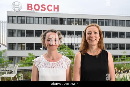 Stuttgart, Deutschland. 21. Juni 2023. Die Bosch Führungskräfte Ina Skultety (l) und Isabell Kormos (r) stehen auf der Dachterrasse eines Bosch Komplexes. Beide haben eine Führungsposition. Kredit: Bernd Weißbrod/dpa/Alamy Live News Stockfoto