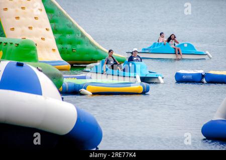 30. Juli 2016: Multiethnische junge Erwachsene steuern Tretboote durch einen Aquapark mit bunten Floßwagen in Newport Beach, Kalifornien. (Kreditbild: © Spencer Grant/ZUMA Press Wire) NUR REDAKTIONELLE VERWENDUNG! Nicht für den kommerziellen GEBRAUCH! Stockfoto