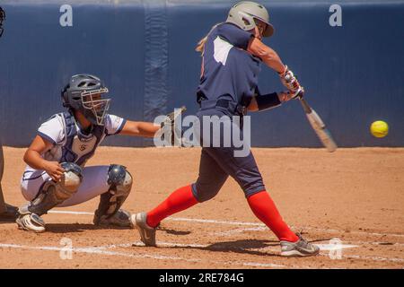 16. April 2016: Oben bei der Fledermaus schlägt eine College-Frau Softballspielerin auf dem Ball auf einem Spiel auf dem Spielfeld in Fullerton, CA. Achten Sie auf Schlaghelm und Fänger. (Kreditbild: © Spencer Grant/ZUMA Press Wire) NUR REDAKTIONELLE VERWENDUNG! Nicht für den kommerziellen GEBRAUCH! Stockfoto