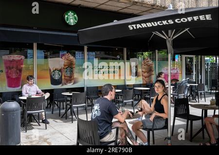 Madrid, Spanien. 21. Juli 2023. Gäste werden in der multinationalen amerikanischen Kette Starbucks Coffee Shop in Spanien gesehen. (Foto: Xavi Lopez/SOPA Images/Sipa USA) Guthaben: SIPA USA/Alamy Live News Stockfoto