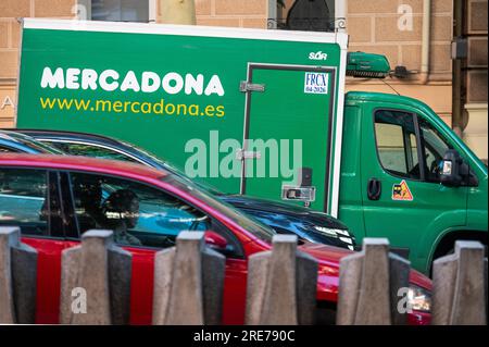 Madrid, Spanien. 12. Juli 2023. Ein Lieferwagen-Arbeiter aus der spanischen Supermarktkette Mercadona, gesehen in Spanien. (Foto: Xavi Lopez/SOPA Images/Sipa USA) Guthaben: SIPA USA/Alamy Live News Stockfoto