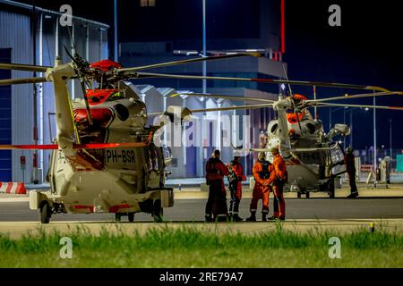 AMELAND - zwei Hubschrauber der Küstenwache, die an der Rettungsaktion auf dem Schiff Fremantle Highway beteiligt sind, befinden sich am Flughafen Den Haag. Auf dem Frachter über Ameland brach ein Feuer aus. Alle 23 Besatzungsmitglieder haben das Schiff verlassen. Einige von ihnen sprangen über Bord und wurden von Schiffen abgeholt, die zu Rettungszwecken kamen, der Rest von der Küstenwache mit Hubschraubern. ANP MARCO VAN DER CAAIJ MEDIATV niederlande raus - belgien raus Stockfoto