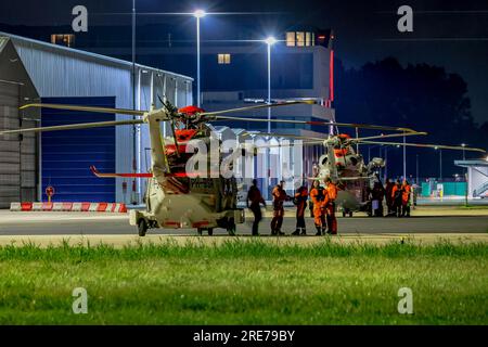 AMELAND - zwei Hubschrauber der Küstenwache, die an der Rettungsaktion auf dem Schiff Fremantle Highway beteiligt sind, befinden sich am Flughafen Den Haag. Auf dem Frachter über Ameland brach ein Feuer aus. Alle 23 Besatzungsmitglieder haben das Schiff verlassen. Einige von ihnen sprangen über Bord und wurden von Schiffen abgeholt, die zu Rettungszwecken kamen, der Rest von der Küstenwache mit Hubschraubern. ANP MARCO VAN DER CAAIJ MEDIATV niederlande raus - belgien raus Stockfoto