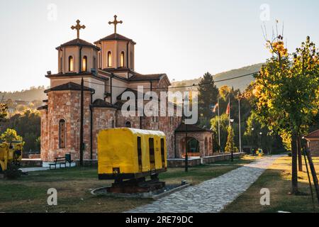 Eine kleine orthodoxe Steinkirche in Makedonska Kamenitsa, Nordmazedonien Stockfoto