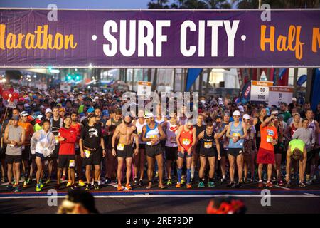 Huntington Beach, Kalifornien, USA. 5. Februar 2017. Multirassenmarathon-Wettkämpfer versammeln sich am frühen Morgen an der Startlinie in Huntington Beach, Kalifornien, umgangssprachlich bekannt als „Surf City“. (Kreditbild: © Spencer Grant/ZUMA Press Wire) NUR REDAKTIONELLE VERWENDUNG! Nicht für den kommerziellen GEBRAUCH! Stockfoto