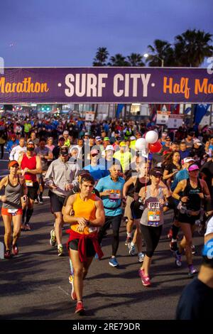 Huntington Beach, Kalifornien, USA. 5. Februar 2017. Multirassenmarathon-Wettkämpfer verlassen die Startschlange am frühen Morgen in Huntington Beach, CA, umgangssprachlich bekannt als „Surf City“. (Kreditbild: © Spencer Grant/ZUMA Press Wire) NUR REDAKTIONELLE VERWENDUNG! Nicht für den kommerziellen GEBRAUCH! Stockfoto