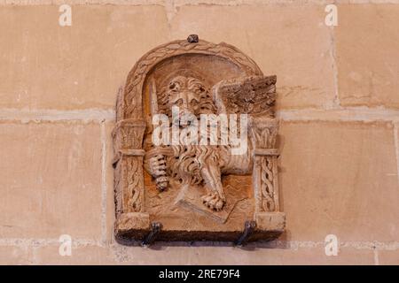 Detail eines Steinsteinbügels aus dem Château de Chenonceau in Frankreich mit einem Löwen und einem Schwert Stockfoto