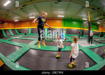 Santa Ana, Kalifornien, USA. 19. November 2016. Eine Lehrerin in einem überdachten Trampolinpark in Costa Mesa, Kalifornien, zeigt ihren jungen Schülern, wie sie sicher hüpfen. (Kreditbild: © Spencer Grant/ZUMA Press Wire) NUR REDAKTIONELLE VERWENDUNG! Nicht für den kommerziellen GEBRAUCH! Stockfoto