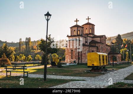 Eine kleine orthodoxe Steinkirche in Makedonska Kamenitsa, Nordmazedonien Stockfoto