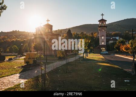 Eine kleine orthodoxe Steinkirche in Makedonska Kamenitsa, Nordmazedonien Stockfoto