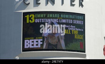 Los Angeles, Kalifornien, USA 25. Juli 2023 Beef Billboard mit Steven Yeun und Ali Wong mit 13 Emmy Nominierungen am 25. Juli 2023 in Los Angeles, Kalifornien, USA. Foto: Barry King/Alamy Stock Photo Stockfoto