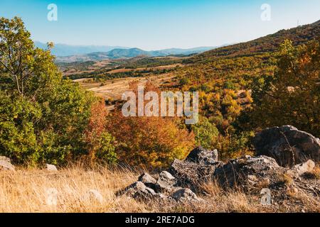 Lebhafte Herbstfarben in der bulgarischen Landschaft in der Nähe der Stadt Logodazh Stockfoto