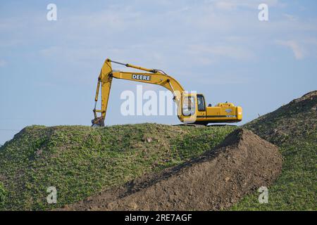 27. Juli 2023 - Calgary Alberta Kanada - Baggertraktor auf einem Haufen Erde Stockfoto