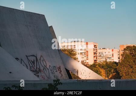 Bratskata Mogila (Denkmal für die Bruderschaft), ein sowjetisches Denkmal aus Beton, das 1974 in Plowdiw, Bulgarien, erbaut wurde Stockfoto