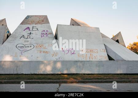 Bratskata Mogila (Denkmal für die Bruderschaft), ein sowjetisches Denkmal aus Beton, das 1974 in Plowdiw, Bulgarien, erbaut wurde Stockfoto