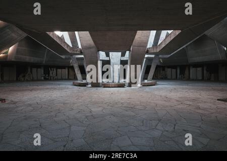 Bratskata Mogila (Denkmal für die Bruderschaft), ein sowjetisches Denkmal aus Beton, das 1974 in Plowdiw, Bulgarien, erbaut wurde Stockfoto