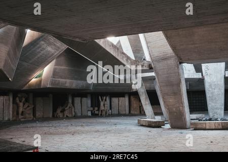 Bratskata Mogila (Denkmal für die Bruderschaft), ein sowjetisches Denkmal aus Beton, das 1974 in Plowdiw, Bulgarien, erbaut wurde Stockfoto