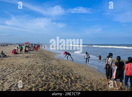 Chennai, Indien - 14. Juli 2023: Die Einheimischen genießen den beliebten Marina Beach in Chennai, Tamil Nadu, Indien. Es ist der längste Strand in der Stadt Stockfoto