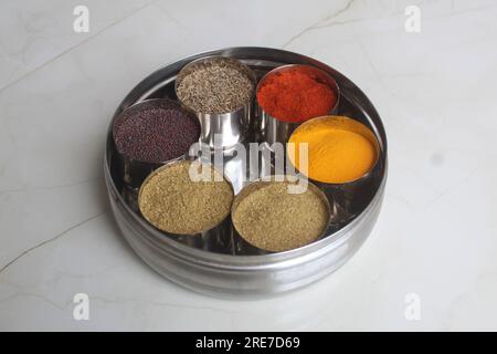 Authentische indische Gewürze werden in allen Küchen in Indien verwendet. Stockfoto