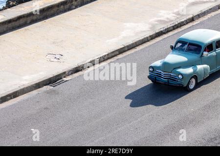 Ein alter amerikanischer Oldtimer in Malecon in La Havana, Kuba. Touristisches und farbenfrohes Oldtimer. Stockfoto