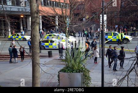 25. Februar 2014. Es ist etwa 10,50 Uhr. Rettungsfahrzeuge blockieren Oxford Road, Manchester, University of Manchester Area, UK, während Feuerwehrbeamte versuchen, Menschen zu befreien, die in zwei Autos gefangen sind, nach einem schweren Verkehrsunfall. Die Polizei hat die Straße mit einer Absperrung gesperrt und sie ist voller Polizei-, Sanitäter- und Feuerwehrfahrzeuge. Hier blockieren viele Polizeiautos die Straße auf der Stadtseite. Fußgänger stehen außerhalb der Polizeiabsperrung und beobachten die Rettungskräfte, die sich mit diesem sehr ernsten RTA befassen, wo immer noch zwei Fahrer in ihren Autos gefangen und verletzt sind. Stockfoto