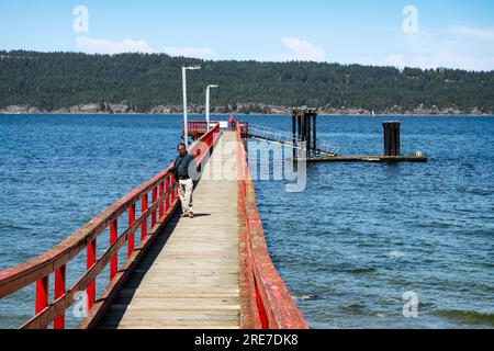 Fernwood Dock befindet sich auf der nordöstlichen Seite von Salt Spring Island, British Columbia, Kanada. Er erstreckt sich über 400 Meter bis zum Swanson Channel. Stockfoto