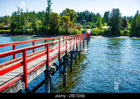 Fernwood Dock befindet sich auf der nordöstlichen Seite von Salt Spring Island, British Columbia, Kanada. Er erstreckt sich über 400 Meter bis zum Swanson Channel. Stockfoto