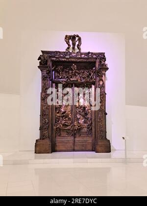 Mexiko-Stadt, Mexiko - 19. Juli 2023: Das Tor der Hölle, monumentale Skulptur, die von Auguste Rodin im Soumaya Museum geschaffen wurde Stockfoto