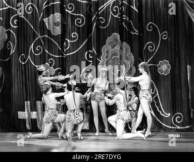 JESSIE MATTHEWS und Showgirls am FREITAG DER 13. 1933 Regisseur VICTOR SAVILLE Kostümdesign Gordon Conway Gainsborough Pictures / Gaumont British Distributors Stockfoto