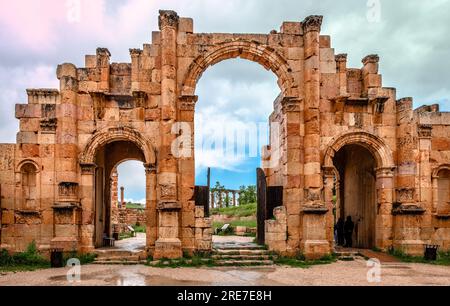 Hadrian's Arch in Jerash, Jordanien. Dieses 129AD erbaute Tor markiert die Grenzen der antiken Stadt. Die Ruinen der Altstadt liegen im Hintergrund. Stockfoto