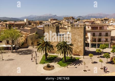 puerta de Xara,- puerta del Moll-, plaza Carles V, muralla medieval, siglo XIV, Alcudia, Mallorca, islas baleares, Spanien Stockfoto