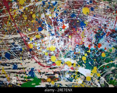 Abstrakter Hintergrund. Fragment von Bildmaterial. Pinselstriche von Farbe. Moderne Kunst. Zeitgenössische Kunst. Farbenfrohe Textur. Dickflüssige Lackoberfläche. Platz für Tex Stockfoto