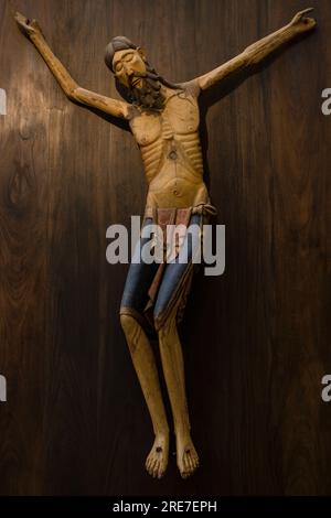 cristo de Siresa,talla en madera de nogal policromada,sigloXIII,iglesia del monasterio de San Pedro, Siglos XI-XII,Siresa,valle de Hecho, pirineo arag Stockfoto